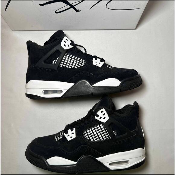 Size 5 - Nike Air Jordan 4 Retro GS White Thunder Men's Shoes - Picture 2 of 10